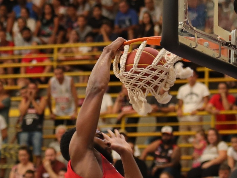 .:: franca_perde_para_o_paulistano_e_a_invencibilidade_do_nbb_41086_1_pt.jpg ::.