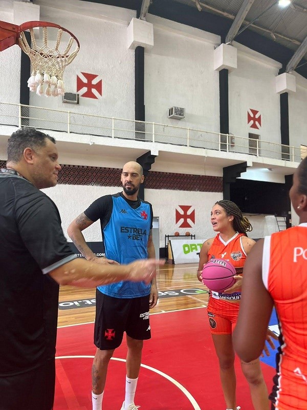 .:: sodie_mesquita_visita_o_treino_do_cr_vasco_da_gama_63885_1_pt_095754.jpg ::.