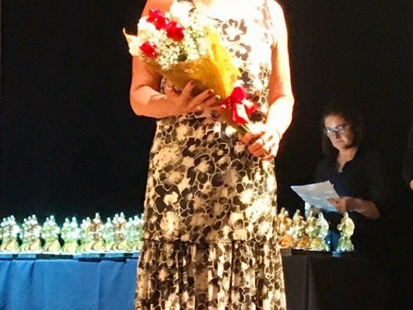 .:: arilza_coraca_se_emociona_em_receber_o_trofeu_lais_elena_como_a_melhor_tecnico_do_sub_14_em_2018_68261.jpg ::.