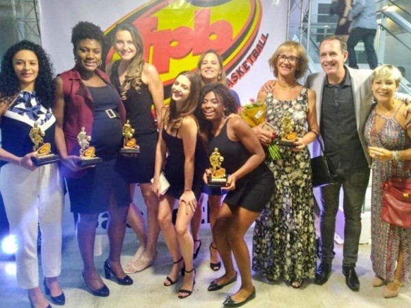 .:: arilza_coraca_se_emociona_em_receber_o_trofeu_lais_elena_como_a_melhor_tecnico_do_sub_14_em_2018_68263.jpg ::.