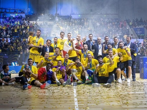 .:: com_huertas_eleito_o_mvp_tenerife_conquista_titulo_da_fiba_intercontinental_cup_69036.jpg ::.