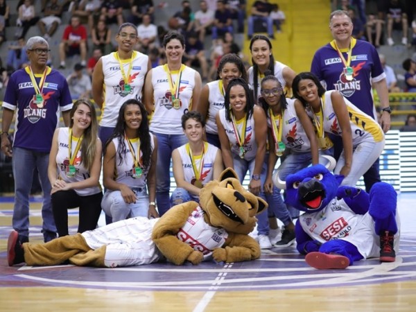 .:: feac_franca_um_ano_de_grandes_cconquistas_no_basquete_feminino_recebe_homenagem_em_jogo_do_nbb_68716.jpg ::.