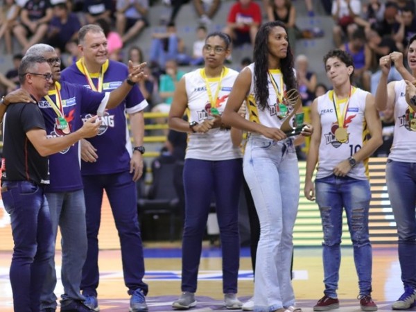 .:: feac_franca_um_ano_de_grandes_cconquistas_no_basquete_feminino_recebe_homenagem_em_jogo_do_nbb_68718.jpg ::.