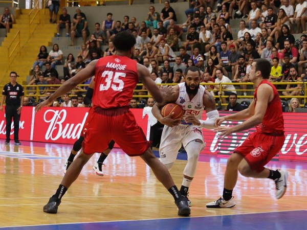 .:: franca_perde_para_o_paulistano_e_a_invencibilidade_do_nbb_68384.jpg ::.