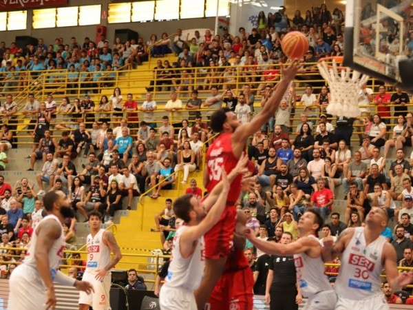 .:: franca_perde_para_o_paulistano_e_a_invencibilidade_do_nbb_68390.jpg ::.