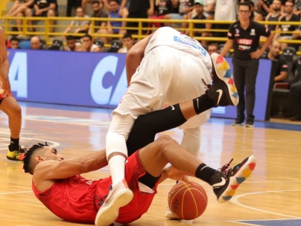 .:: franca_perde_para_o_paulistano_e_a_invencibilidade_do_nbb_68393.jpg ::.